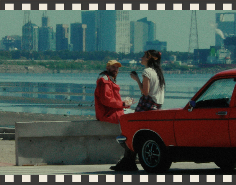 Después de un año de distancia, un juego absurdo se convierte en el único puente posible entre Sofía y Julián.