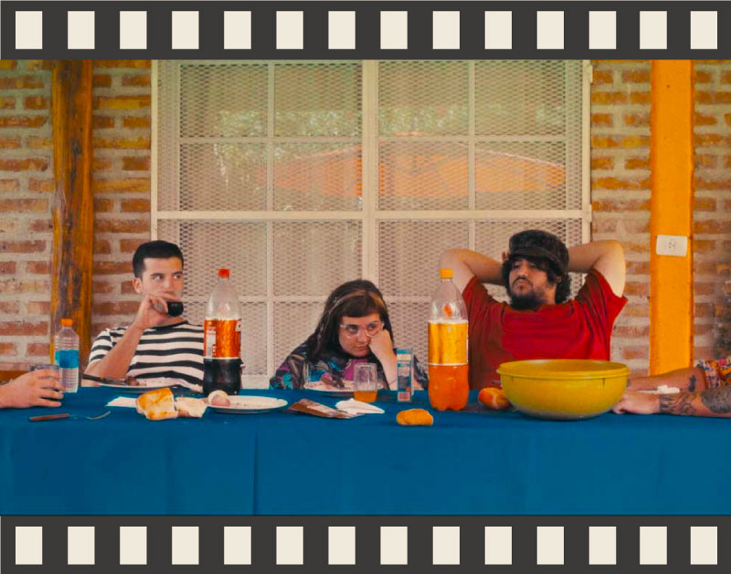 Maxi and his friends get together to eat a bbq and to share a relaxing day at the pool, with drugs, card games and not so deep conversations about philosophy and politics.