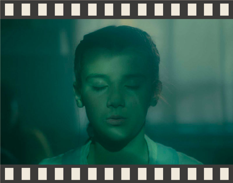 Abigail, una niña de 7 años, recorre su casa en busca del consuelo de sus padres. En ese tránsito, la casa cobra vida y el mar amenaza con hundirla. La realidad y la fantasía se mezclarán en un cortometraje sensorial que sumergirá al espectador.