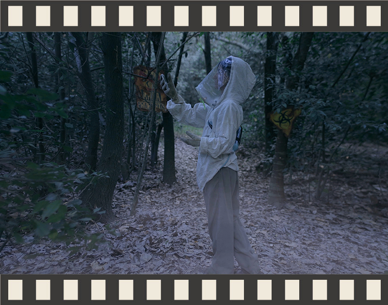 En un futuro distópico, Emma, una científica amateur, vive sola en un búnker. Busca la cura a las plantas infectadas mientras repara un dispositivo que la ayudará a saber que hay en el exterior.