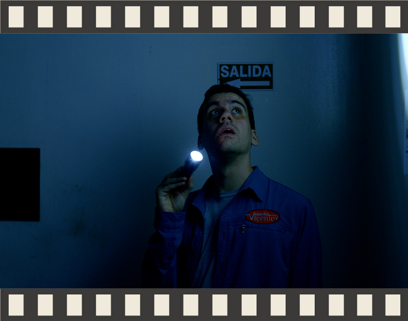 Darío Ramirez debe atravesar su primera noche como sereno de una extraña fábrica, enfermo y lejos de su hija el día de su cumpleaños. A medida que las horas pasan, descubrirá que no está tan solo como cree.