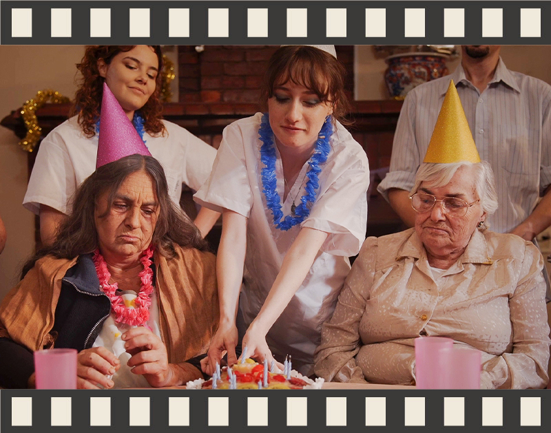 Una mujer mayor, recluida en un geriátrico, está a punto de cumplir años. Mientras el frío personal del establecimiento le festeja el cumpleaños por anticipado, la radio advierte la fuga del peligrosísimo asesino conocido como 