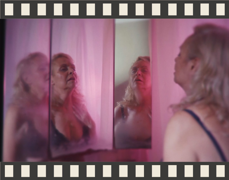 Recientemente viuda, Marcela redescubre su piel, el sexo y la complicidad de la amistad. Un retrato vital sobre el deseo y la libertad en la vejez.